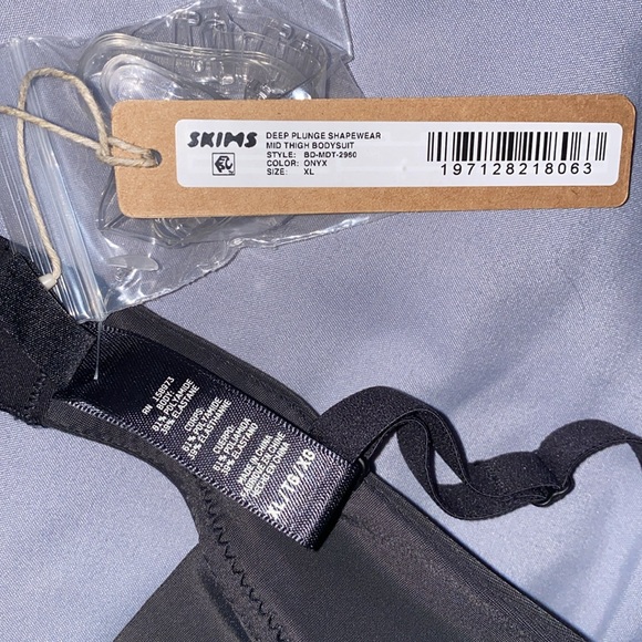 XL SKIMS Deep Plunge Shapewear Mid Thigh Bodysuit in Onyx New With Tags - Picture 8 of 9